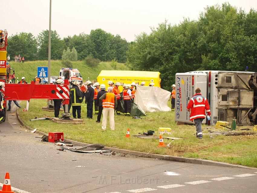 Schwerer Unfall mit Reisebus Lohmar Donrather Dreieck P400.JPG